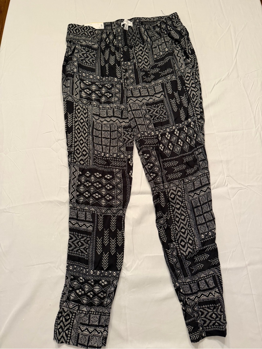 Jessica Simpson Black & White Geometric Print Pants